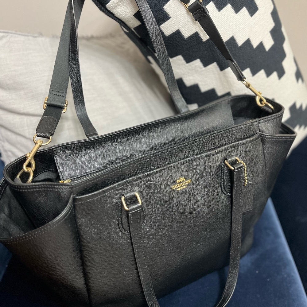 ❣️Coach Black Leather Tote with Gold Hardware❣️